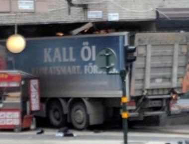 Έλληνας αυτόπτης μάρτυρας στη Στοκχόλμη: «Είδα το φορτηγό να έρχεται από το πουθενά με μεγάλη ταχύτητα προς το πλήθος»